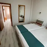 Zulla Nazare's Surf Village ゲストハウス ナザレ