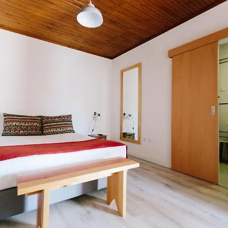 Zulla Nazare's Surf Village Pensionat