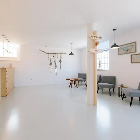 Zulla Nazaré`s Surf Village *