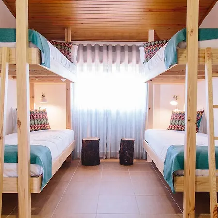 Zulla Nazare's Surf Village Guest house