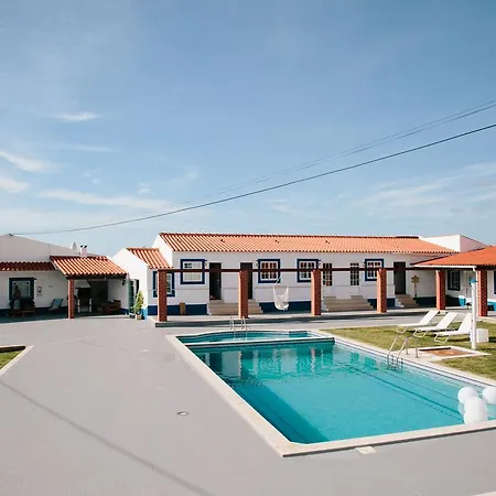 Zulla Nazare's Surf Village * Nazare