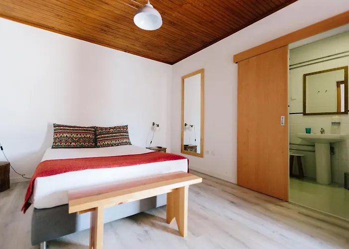 Zulla Nazare's Surf Village بيت ضيافة