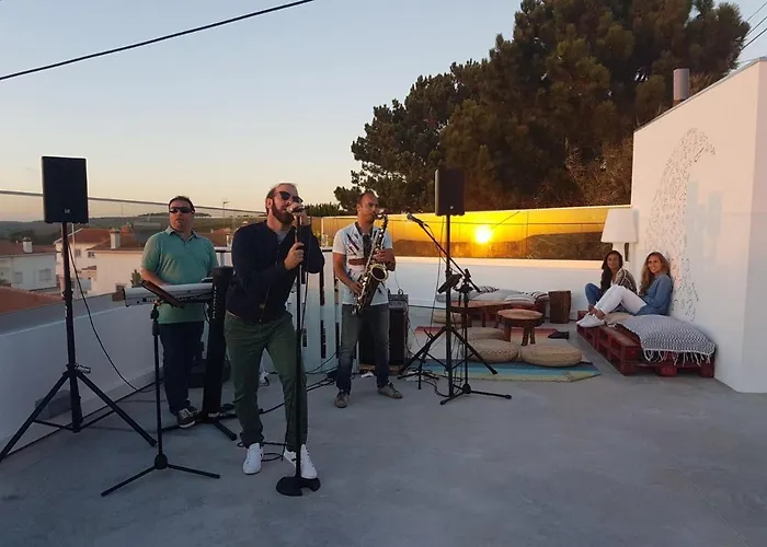 בית הארחה Zulla Nazare's Surf Village