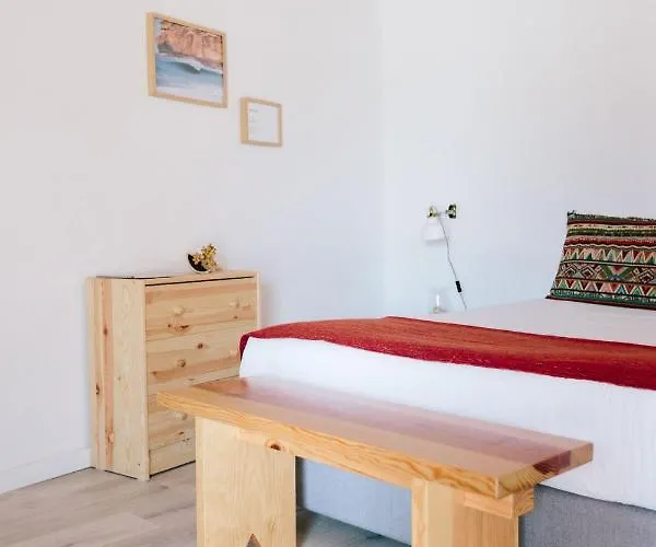 بيت ضيافة Zulla Nazare's Surf Village *