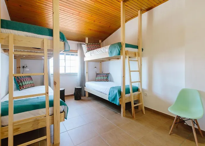 Zulla Nazare's Surf Village بيت ضيافة *