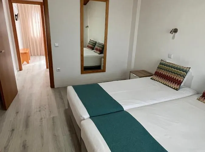 Zulla Nazare's Surf Village בית הארחה נאזרה