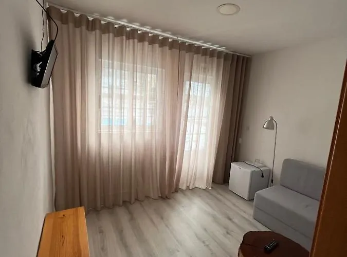 בית הארחה Zulla Nazare's Surf Village