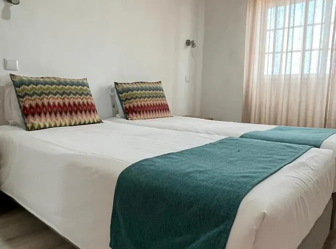 Zulla Nazare's Surf Village בית הארחה