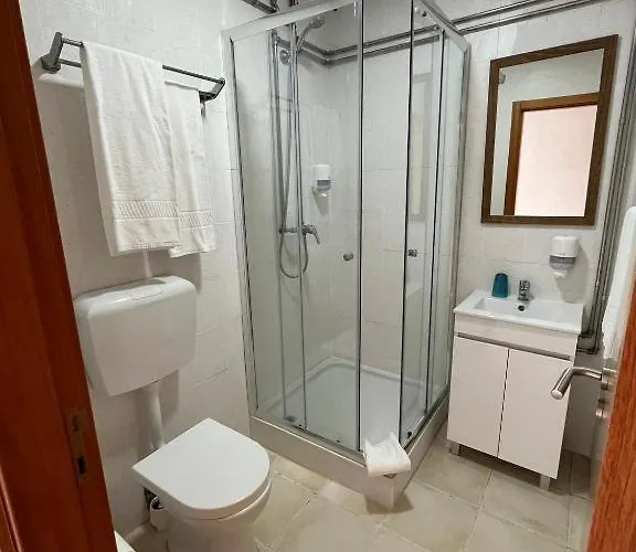 Zulla Nazare's Surf Village بيت ضيافة *