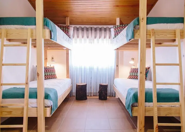 Zulla Nazare's Surf Village بيت ضيافة