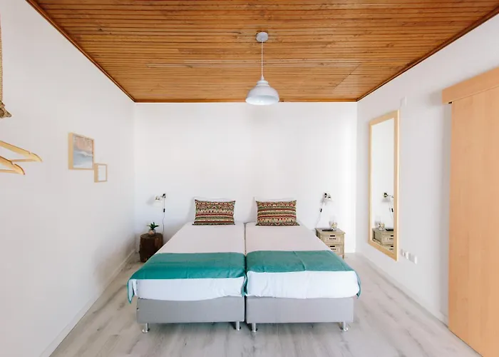 בית הארחה Zulla Nazare's Surf Village *