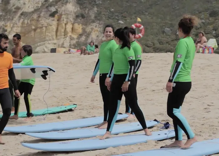 בית הארחה Zulla Nazare's Surf Village נאזרה