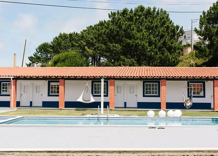 בית הארחה Zulla Nazare's Surf Village *