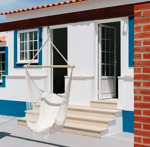 בית הארחה Zulla Nazare's Surf Village נאזרה