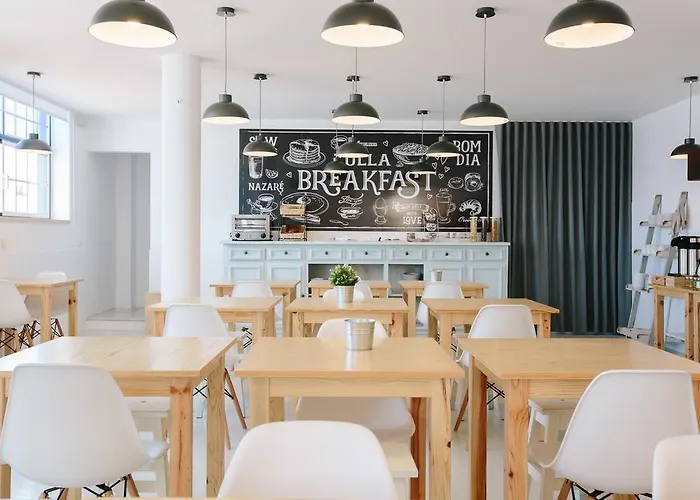 Zulla Nazare's Surf Village בית הארחה