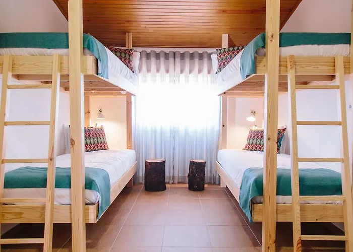 Zulla Nazare's Surf Village بيت ضيافة