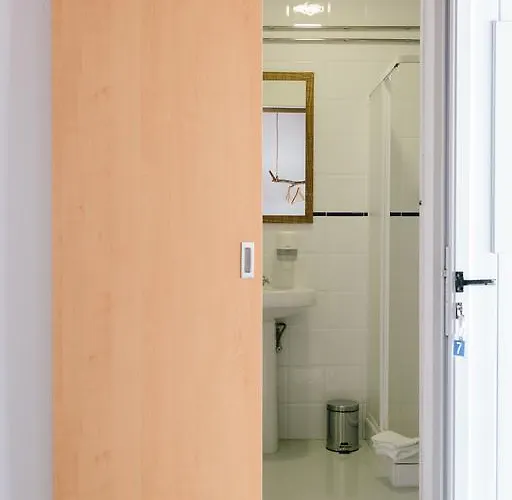 בית הארחה Zulla Nazare's Surf Village *