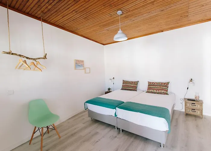 Zulla Nazare's Surf Village بيت ضيافة نازاريه