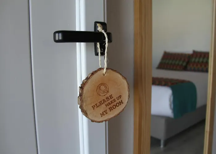 Zulla Nazare's Surf Village בית הארחה *