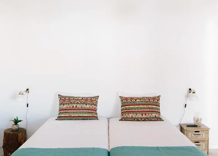 Zulla Nazare's Surf Village بيت ضيافة